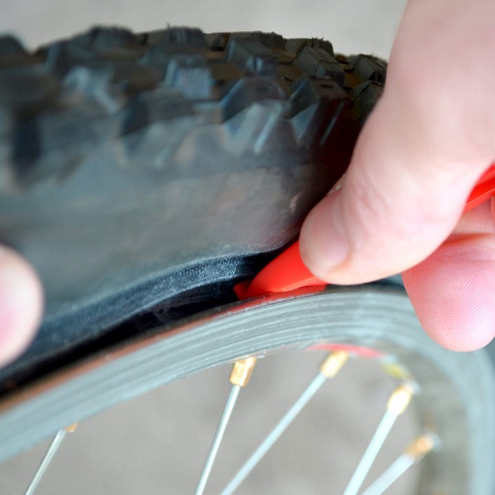 Tire lever usage