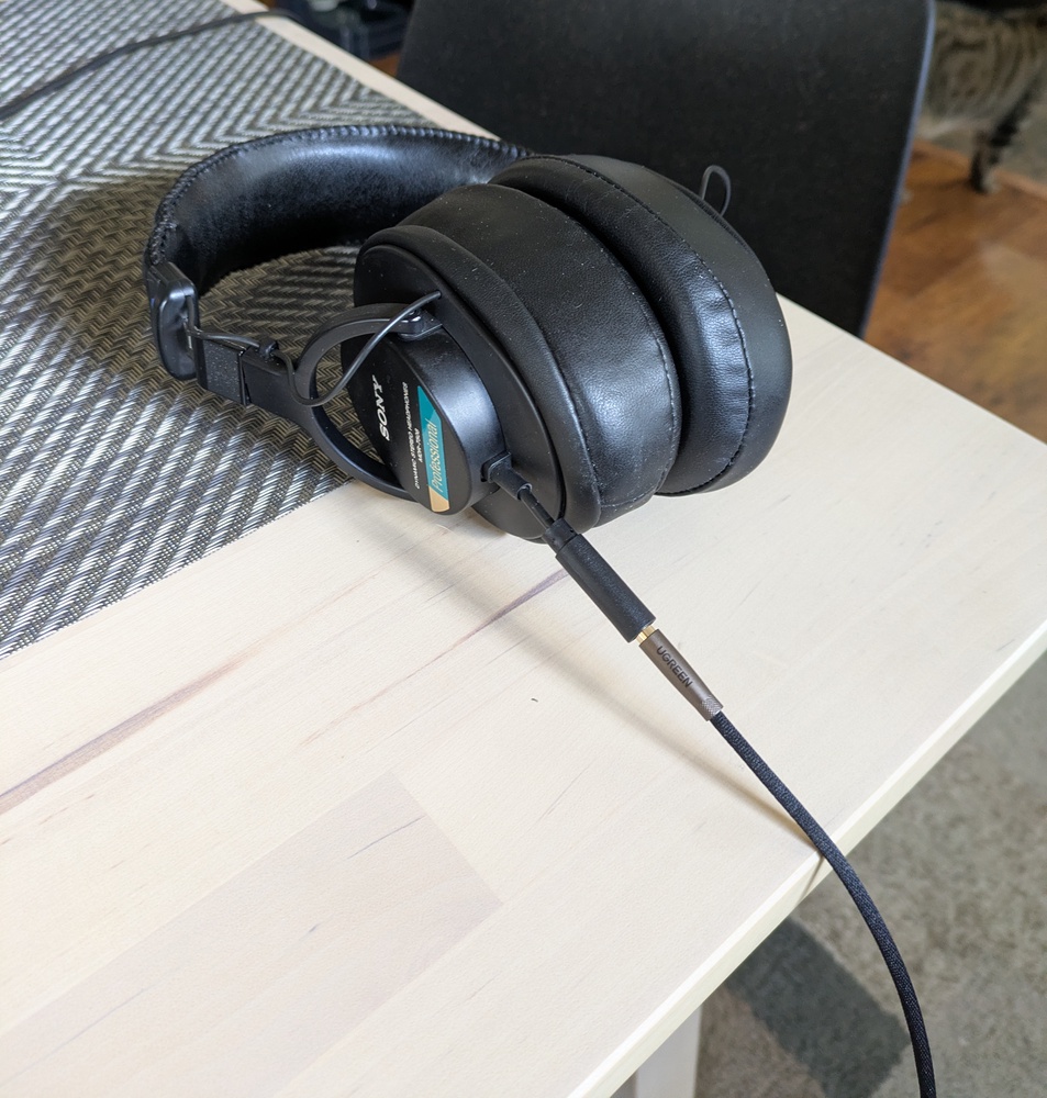 The headphones reassembled with a detachable cable